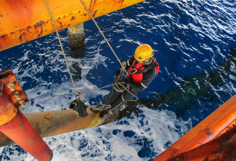 Male,Worker,Rope,Access,Inspection,Of,Thickness,Offshore,Drill,Yellow